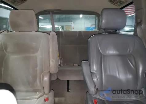 2005 Toyota Sienna Le z USA, uszkodzony, nr VIN 5TDBA23C75S047313